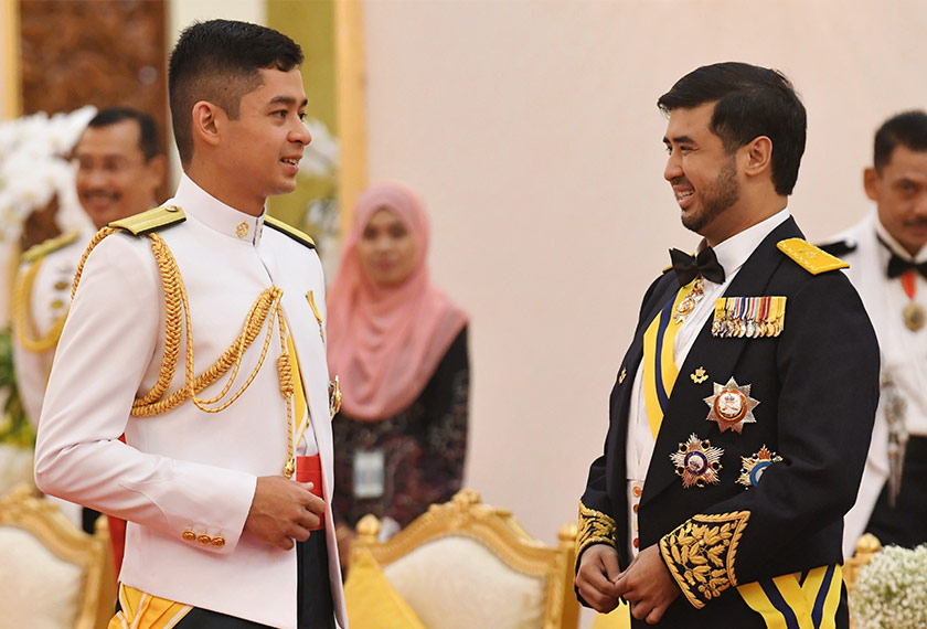 Pemangku Raja Pahang Tengku Hassanal Ibrahim Alam Shah Al-Sultan Abdullah berkenan berbual bersama Tunku Temenggong Johor Tunku Idris Iskandar Sultan Ibrahim pada Majlis Santapan Diraja sempena Pertabalan Yang di-Pertuan Agong ke-16 di Istana Negara malam tadi. --fotoBERNAMA