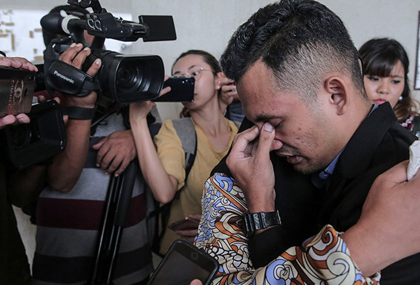 Mohamad Akmal terharu dan sebak menerima keputusan dilepas dan dibebaskan. - Astro AWANI/SHAHIR OMAR