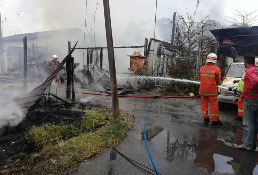 Kejadian bermula jam 10.15 pagi apabila rumah yang didiami mangsa bersama suami dan dua cucunya mula terbakar. - Foto JBPM Perak