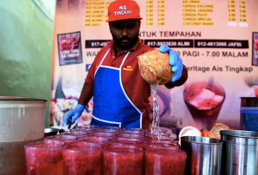 Air itu unik menyebabkan pengunjung yang datang ke Pulau Mutiara pasti memasukkan lokasi kedai air berkenaan sebagai tempat wajib dikunjungi walaupun dari luaran ia kelihatan seperti air sirap selasih biasa. --fotoBERNAMA