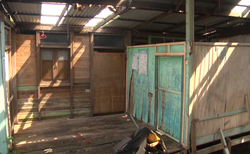 Keadaan dinding dan lantai rumah yang rosak dimakan anai-anai membawa risiko besar kepada Zalifah sekeluarga. - Astro AWANI