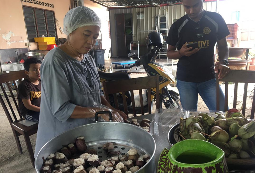Periuk kera dijual pada harga pakej dan rasa serta baunya berlainan dengan lemang buluh.