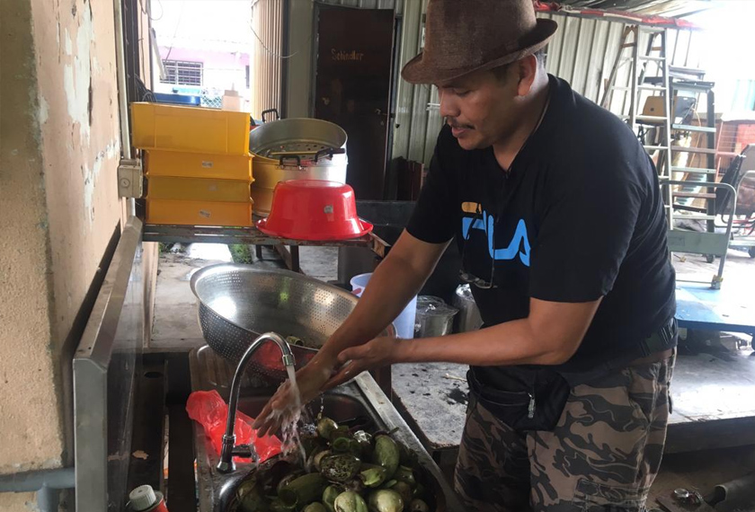 Noor Shafry mengusahakan perniagaan lemang periuk kera sejak 15 tahun lalu.