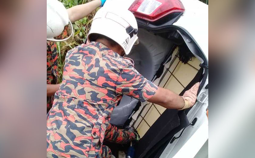 Anggota Bomba cuba mengeluarkan mangsa yang tersepit. - JBPM Sarawak