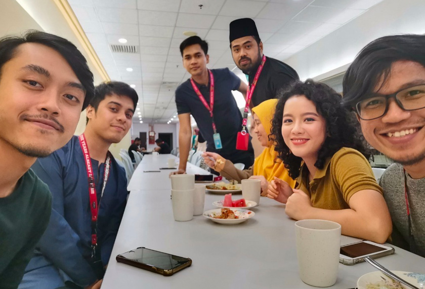 Momen-momen manis bersama teman-teman harus dirakam supaya dapat menjadi kenangan