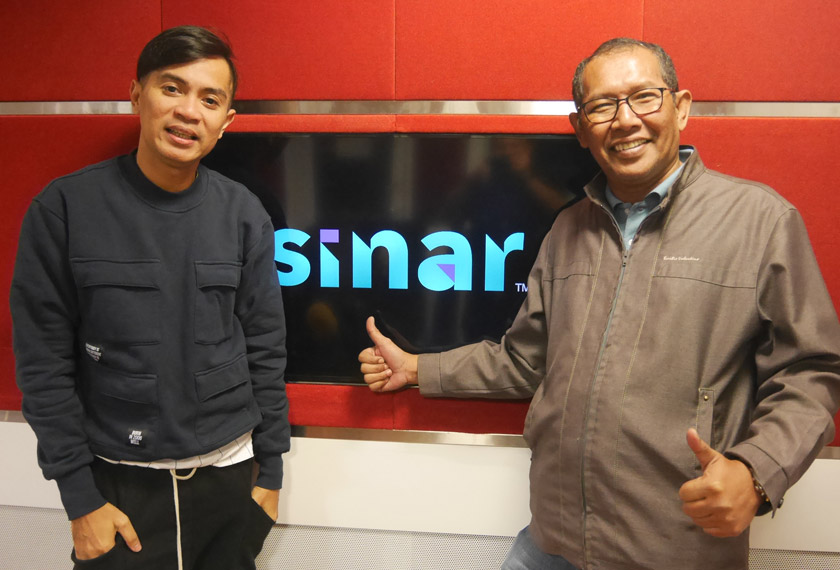 Salih Yaacob dan Adi Fashla berterima kasih pada Sinar FM yang menghargai khidmat mereka. - Gambar koleksi peribadi ADI FASHLA