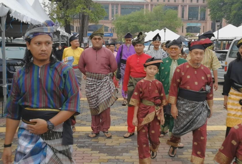 Kehadiran sekumpulan lelaki Melayu mengenakan pakaian pahlawan mendapat perhatian ramai di pagi 1 Syawal. - Gambar Astro AWANI