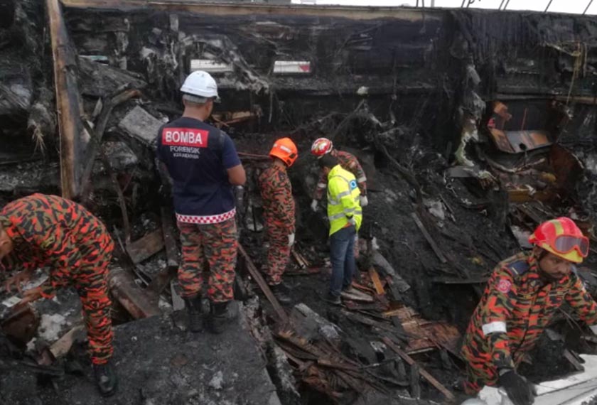 Seorang lelaki ditemui rentung di bawah sisa-sisa kebakaran di dalam sebuah bot mewah dua tingkat di Bukit Malut, Langkawi. - Foto JBPM