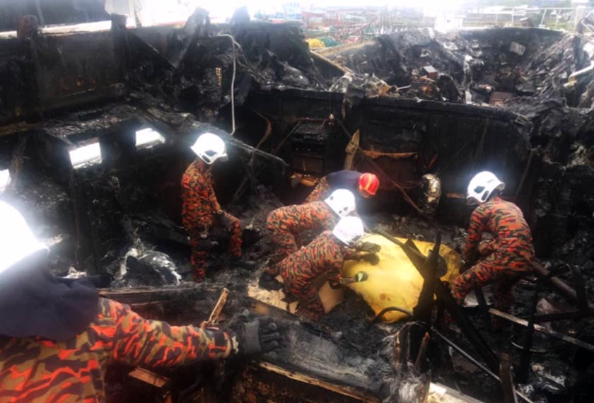 Dalam kejadian tersebut, seorang rentung manakala empat lagi warga Indonesia termasuk seorang wanita mengalami sesak nafas. - Foto JBPM