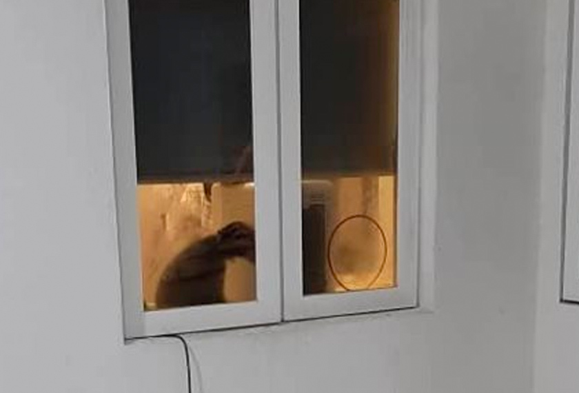 Tindakan salah seorang jiran di unit bawah unit berkenaan merakamkan video beruang itu cuba keluar dari tingkap membuktikan insiden itu benar-benar sedang berlaku. Foto Facebook Ida Shareena
