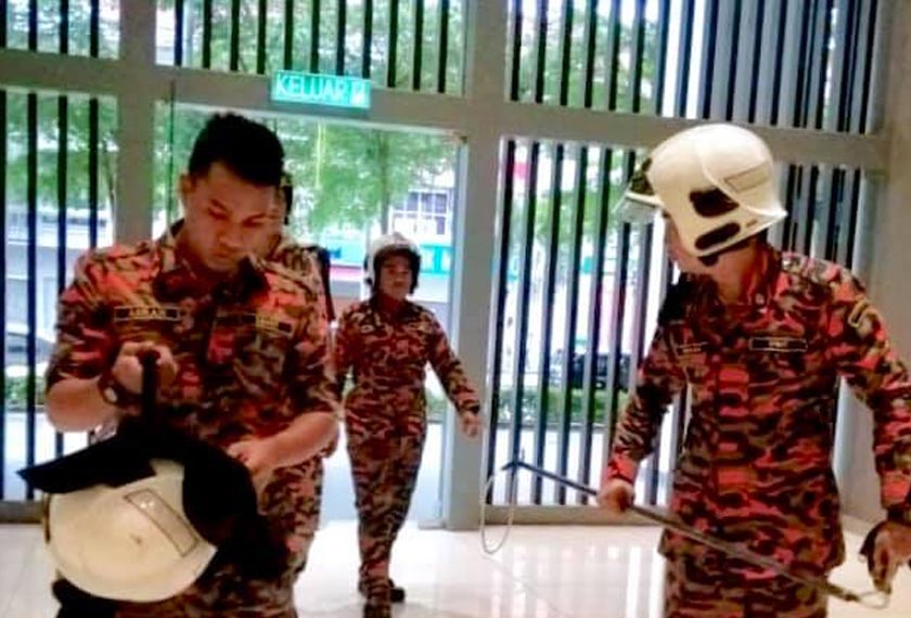 Anggota dari Balai Bomba dan Penyelamat Pudu dihantar ke lokasi kejadian. Foto Facebook Ida Shareena