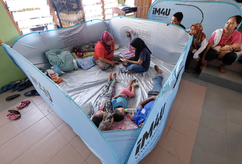 Kesemua penduduk yang ditempatkan di PPS SK Changkat Jong kebanyakannya penduduk dari Kampung Batu 7 1/2 berikutan kawasan itu masih dilanda banjir. - Bernama