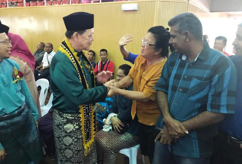 Masyarakat pelbagai kaum tidak lepaskan peluang untuk beramah mesra dengan wakil rakyat mereka pada Majlis Rumah Terbuka Aidilfitri Parlimen Silam. - Foto Assim Hassan