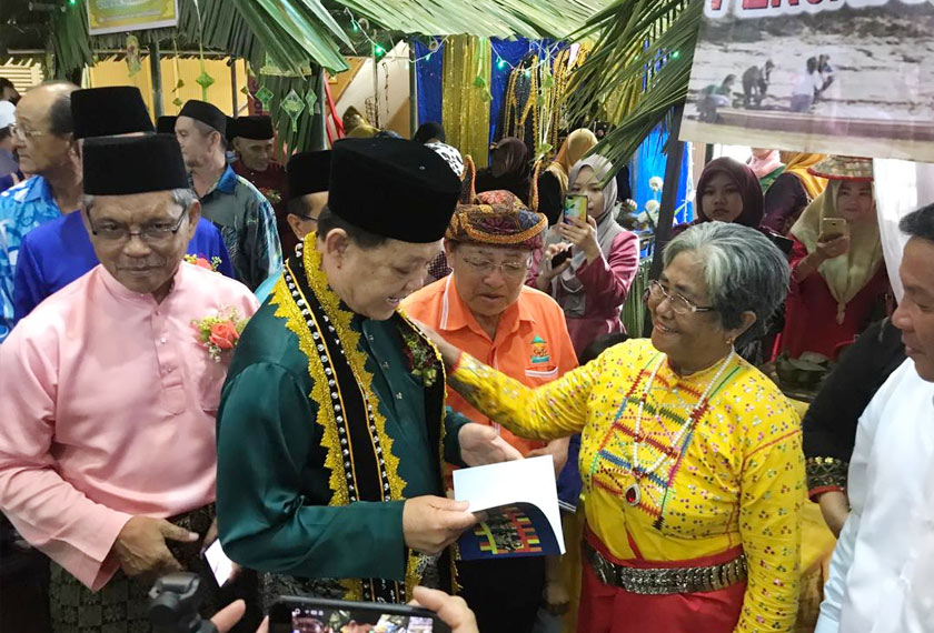 Mohamaddin ketika melawat gerai salah satu etnik di Lahad Datu pada Majlis Rumah Terbuka Aidilfitri peringkat Parlimen Silam. - Foto Assim Hassan