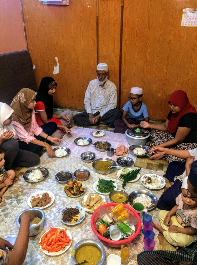 Saat Ramadan, U Tin Win berbuka puasa dengan keluarga dan cucu-cucunya. 'Kadangkala, saya membagikan makanan kepada jiran tetangga,' ujarnya kepada Pasukan Ceritalah. Foto Ceritalah