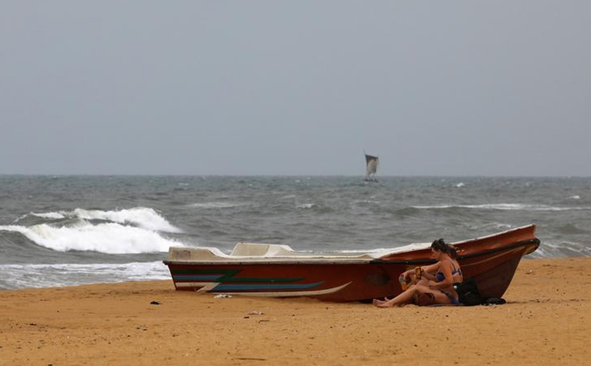 Seorang pelancong asing beristirahat di sebuah pantai peranginan di Negombo, Sri Lanka. - Reuters