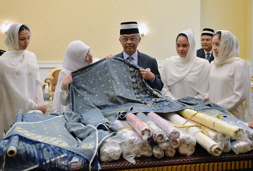 Yang di-Pertuan Agong dan Raja Permaisuri Agong berkenan melihat dan menerima persembahan kain tenun pada Majlis Penyerahan Kain Tenun Pahang Diraja sempena Pertabalan Yang di-Pertuan Agong Ke-16 di Istana Negara hari ini. --fotoBERNAMA