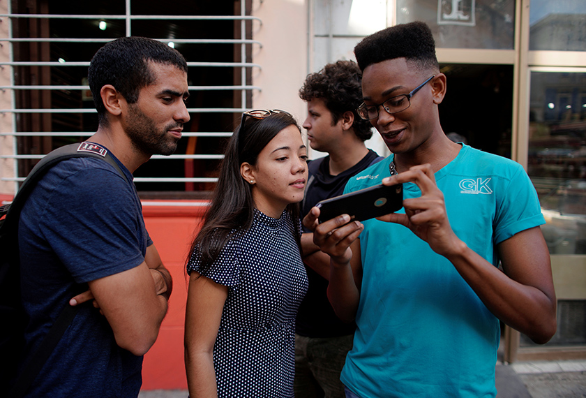 Orang muda di Cuba sudah lama marah engan pihak kerajaan yang dikatakan gagal berbuat apa-apa untuk meningkatkan perkhidmatan Internet di negara itu. - Reuters