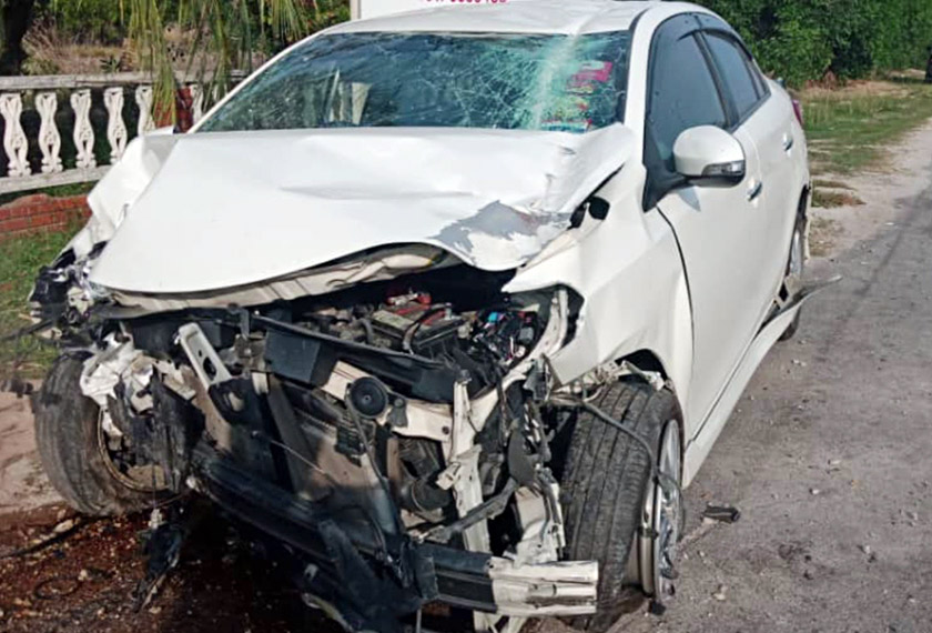 Kereta berkenaan dikatakan terbabas ke kiri jalan sebelum melanggar sebatang tiang telefon dan pagar sebuah rumah tumpangan. - Foto Astro AWANI
