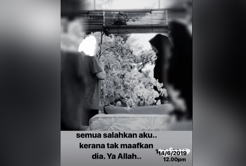 Datin Umie Aida dilihat seperti sedang katakan sesuatu kepada Erra Fazira