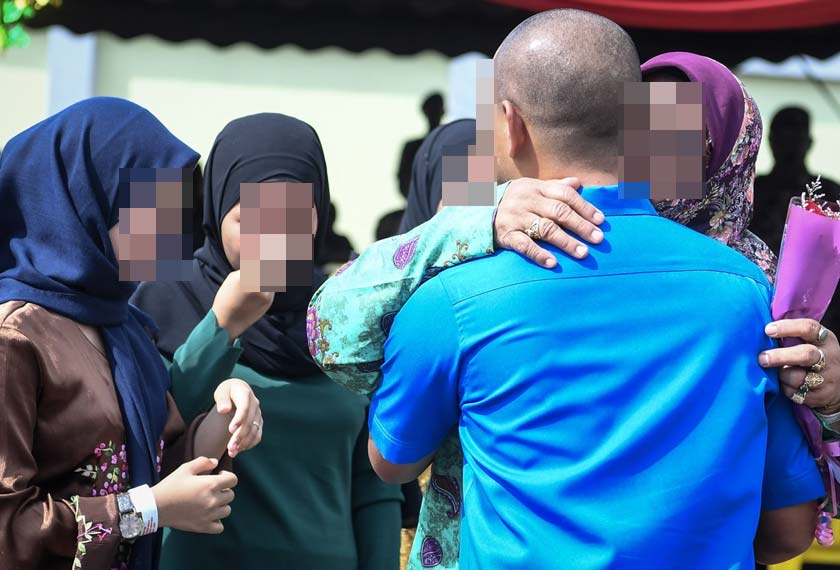 Keluarga ini begitu gembira dapat bersama sempena Aidilfitri, walaupun sebentar cuma. - Bernama