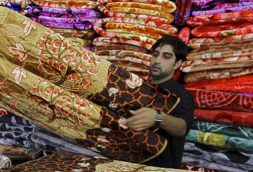 Jualan permaidani adalah antara tarikan utama di Nilai 3.