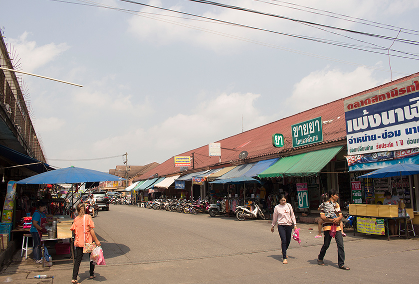 Phitsanulok, Thailand, pada Februari 2019 menjelang pilihan raya, tampak tenang. Bagi penduduk Thailand, tampak jelas pemilihan kali ini hanya lelucon belaka. Pasukan Ceritalah