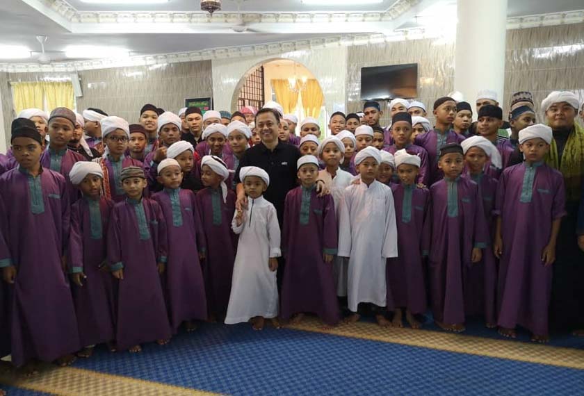 Mazhairul bersama pelajar-pelajar Sekolah Tahfiz Al-Habbah.