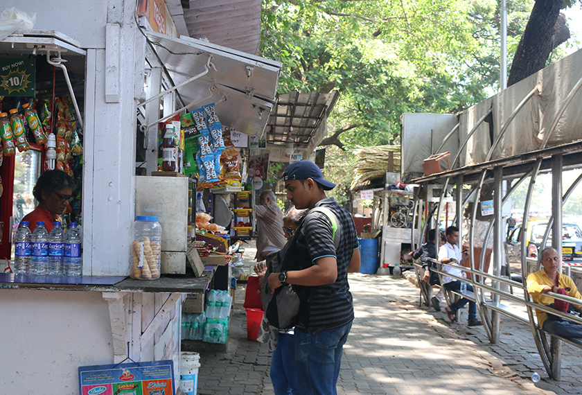 Pemilik kedai di pasar Tambak Colaba, Mumbai masih tetap optimis dengan barang dagangan mereka. Pasukan Ceritalah