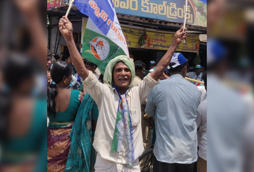 Di Eluru, India, pengundi memenuhi jalanan untuk bertemu dengan calon yang datang berkunjung. Pasukan Ceritalah