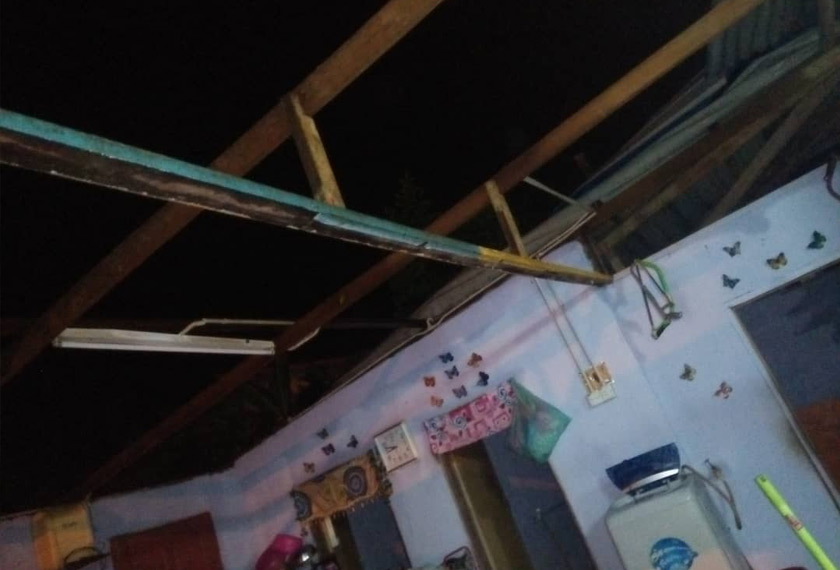 Kedaan dari dalam sebuah rumah yang keseluruhan bumbungnya tercabut diterbangkan angin ribut. - APM