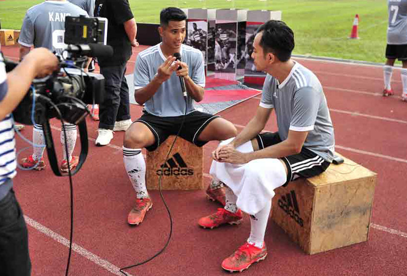Diniz Irwan (kiri) bersama Ian Johan Ariff selepas latihan bola sepak di Arena Universiti Malaya - Foto Limite Art