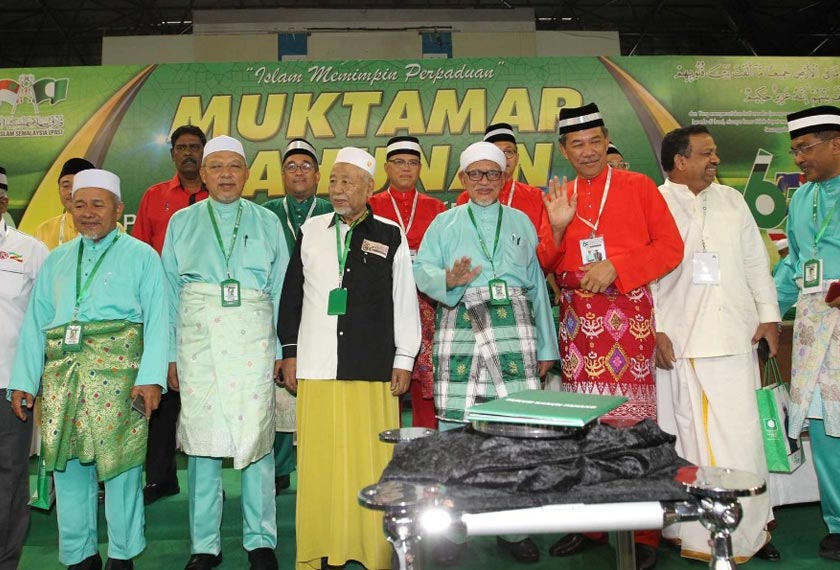  Mohamad Hassan, Abdul Hadi Awang serta pemimpin-pemimpin Pas, UMNO dan parti komponen lain di pentas Muktamar Pas Ke-65 di Kuantan, Pahang pada Jumaat. - Gambar Astro AWANI