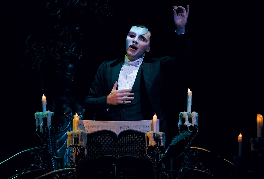 Phantom obses dengan Christine kerana itulah kali pertama dia merasai perasaan cinta, dan tidak tahu bagaimana untuk menanganinya. - Base Ent