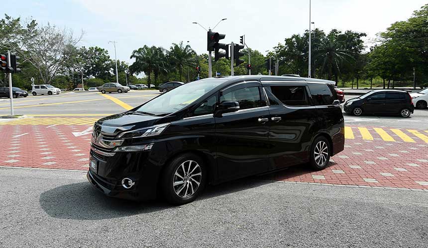 Kelihatan kenderaan yang dinaiki Hishammuddin tiba di Ibu Pejabat SPRM hari ini. - BERNAMA