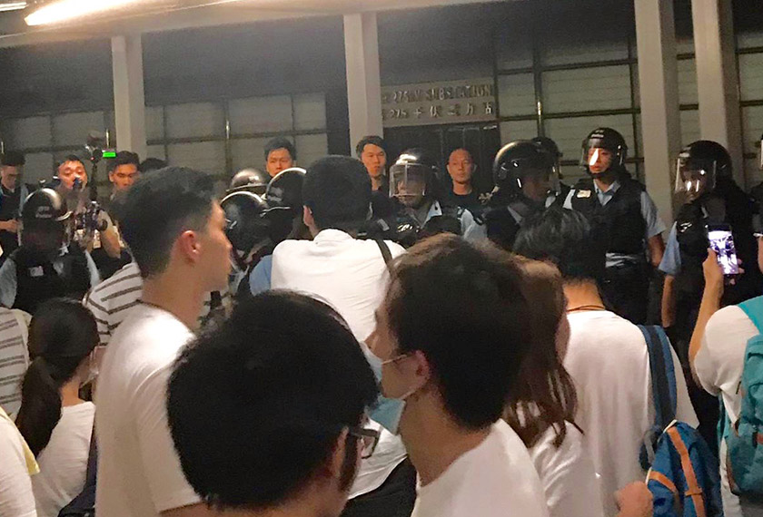 Anggota polis berbaris di hadapan pintu masuk bangunan perundangan ketika penunjuk perasaan semakin ramai di kawasan itu, cuba memasuki bangunan itu. Foto Clara/Ceritalah