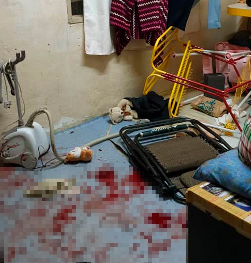 Darah berlumuran di rumah yang didiami dua beranak dan juga suspek. - PDRM