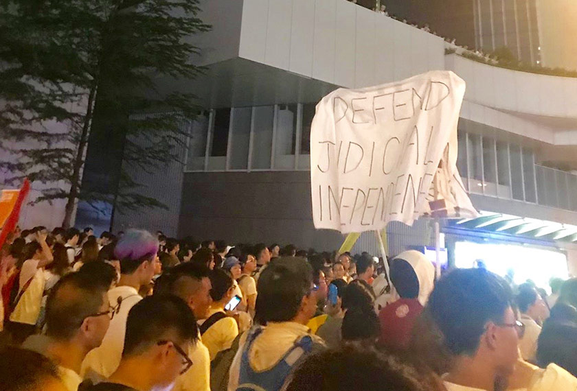 Rakyat Hong Kong – yang telah berdemonstrasi di jalanan sejak Mac tahun ini - sedang mendesak Ketua Eksekutif mereka Carrie Lam Cheng Yuet-ngor untuk membatalkan Rang Undang-undang Ekstradisi. Foto Clara/Ceritalah