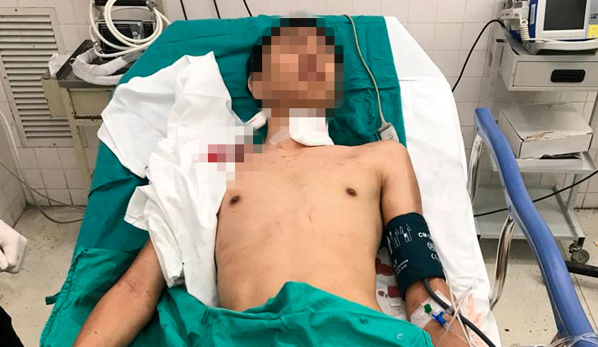 Keadaan anak lelaki mangsa yang turut cedera di leher akibat dikelar suspek. - PDRM