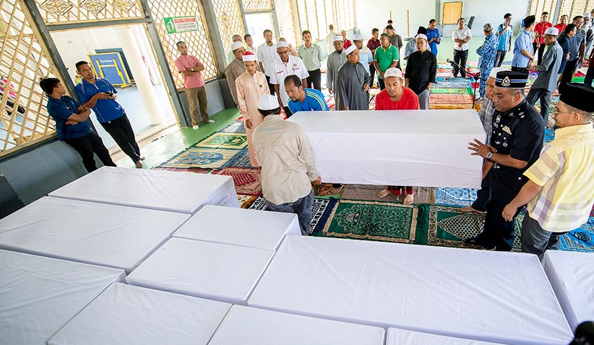 Kesemua jenazah akan dikebumikan dalam satu liang lahad. - Foto BERNAMA