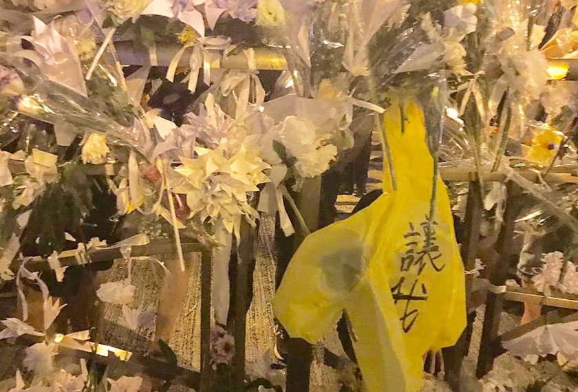 Sebelum demonstrasi besar pada Ahad, seorang penunjuk perasaan maut selepas terjatuh dari jambatan, ketika dia cuba hendak menggantung kain rentang membantah rang undang-undang itu. Foto Clara/Ceritalah