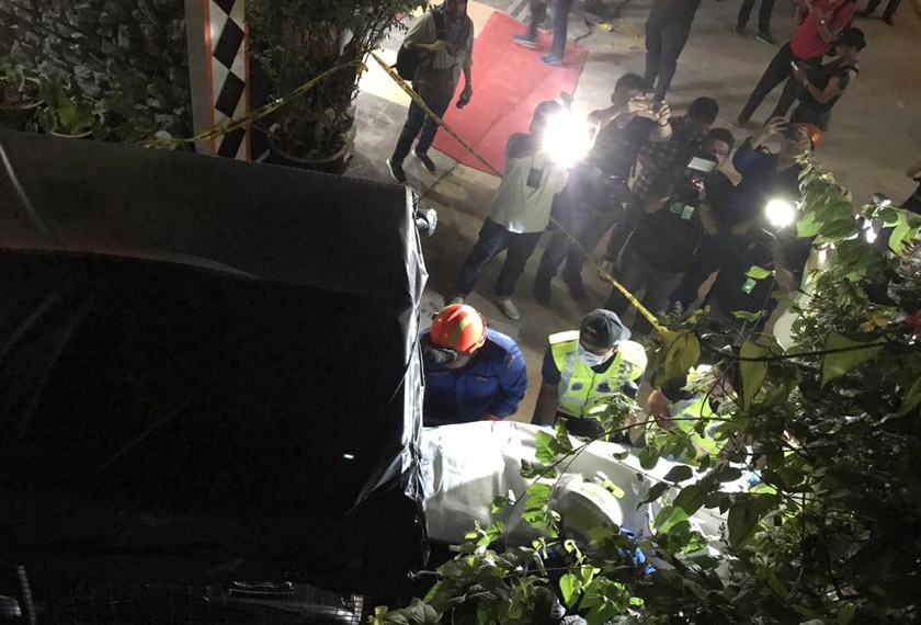 tiga mayat ditemui dalam keadaan berdiri dan masih memegang besi cerucuk manakala seorang lagi ditemukan terbaring berdekatan tiga mangsa berkenaan. - Foto JBPM