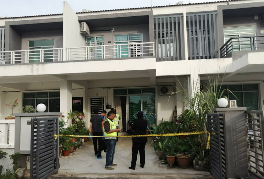 Polis forensik membuat siasatan dan pemeriksaan di rumah mangsa. - Astro AWANI