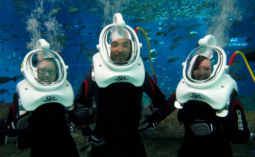 Sea Trek membolehkan anda berjalan dan bernafas dengan bebas semasa meneroka dunia marin. - Facebook: Visit Singapore