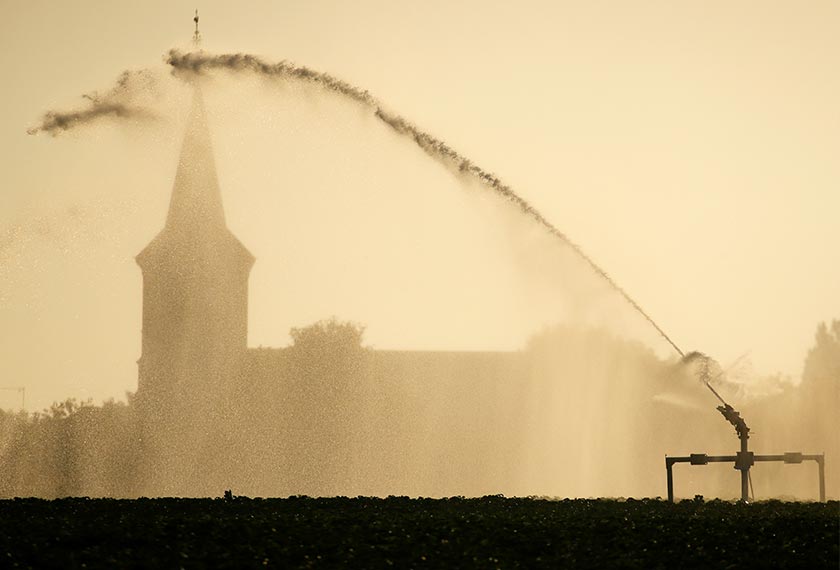 Menurut pakar meteorologi, gelombang haba ini disebabkan udara panas dari utara Afrika dan juga ribut yang kini sedang melanda Lautan Atlantik. - Foto REUTERS
