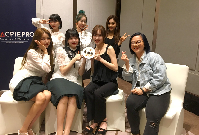 GFRIEND yang dianggotai olen Sowon, Yerin, Yuju, Eunha, SinB dan Umji bergambar sambil memegang makan tradisional tersebut selepas tamatnya temu bual eksklusif bersama Astro AWANI. - Astro AWANI