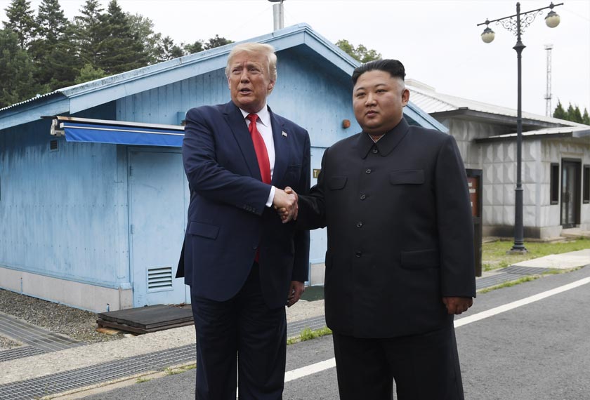 Trump dan Kim melangkah masuk sempadan Korea Utara, sebelum melangkah semula ke Korea Selatan.