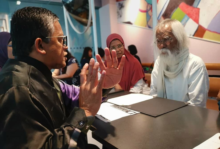 Dr Hassan Basri Awang Mat Dahan berbesar hati kesediaan A. Samad Said menerima undangan daripada Universiti Sultan Zainal Abidin.