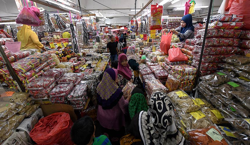 Pasar Besar Kedai Payang yang dibuka mulai pukul 7 pagi hingga jam 6 petang setiap hari ini menjadi tumpuan orang ramai membeli belah sempena cuti sempena hujung minggu. --fotoBERNAMA