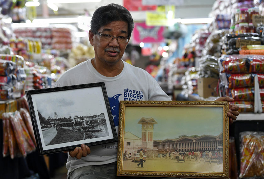 Ibrahim menunjukkan gambar Pasar Atap pada 1950-an (gambar, kiri) merupakan tapak Pasar Payang serta gambar pasar itu pada 1980-an. --fotoBERNAMA